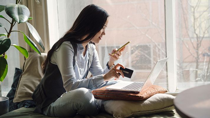 Jóvenes y compras compulsivas: el 33% reconoce adquirir en internet productos que no necesita