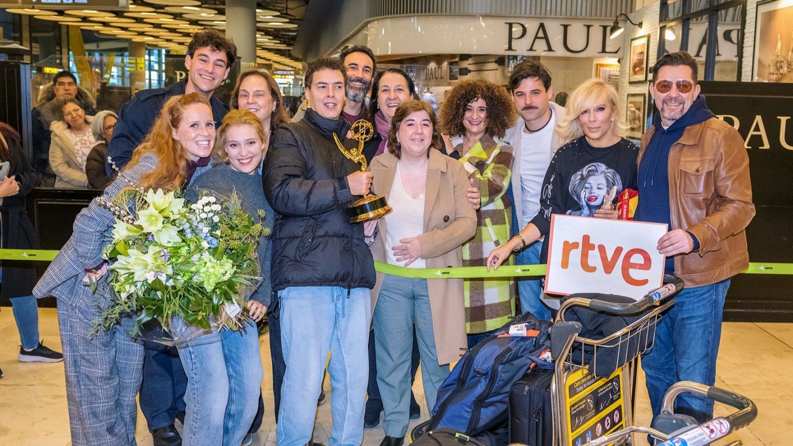 Gran recibimiento a 'La Promesa' para celebrar hoy en Barajas el premio Emmy