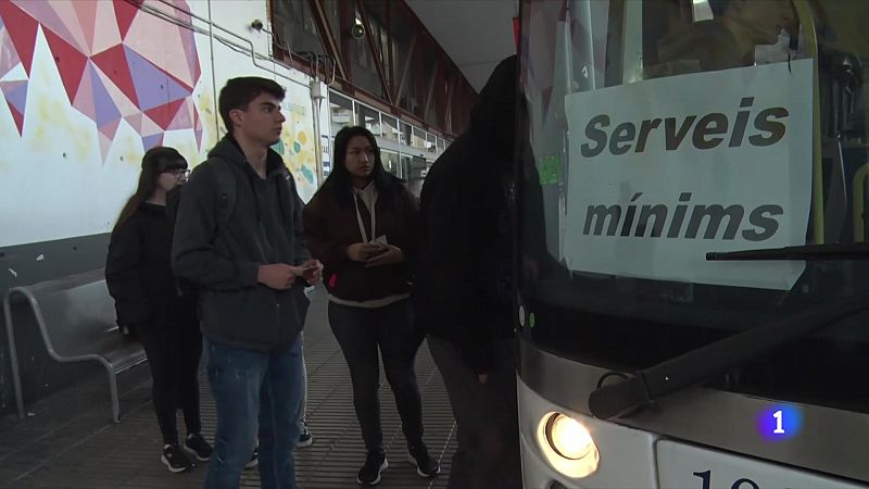 Nova jornada de vaga dels conductors d'autobusos amb un seguiment del 70 % - L'Informatiu | Veure