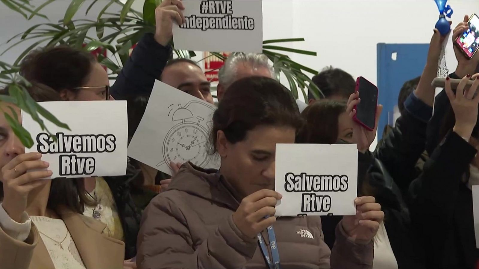 Trabajadores de RTVE protestan en el momento del nombramiento de López