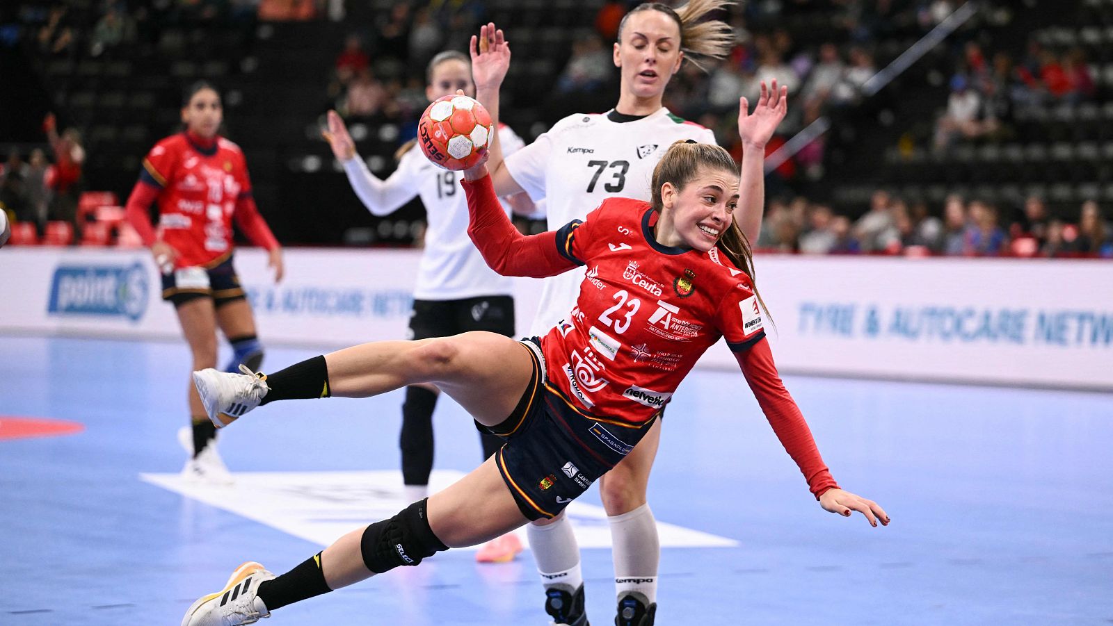 Paula Arcos lidera a las Guerreras en el debut en el Europeo - Balonmano | Ver
