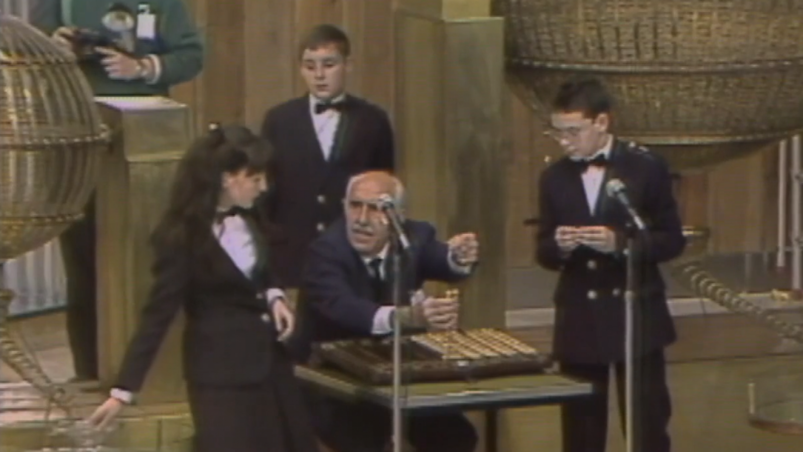 1987: el Gordo de la Lotería de Navidad fue el 20064 | Ver