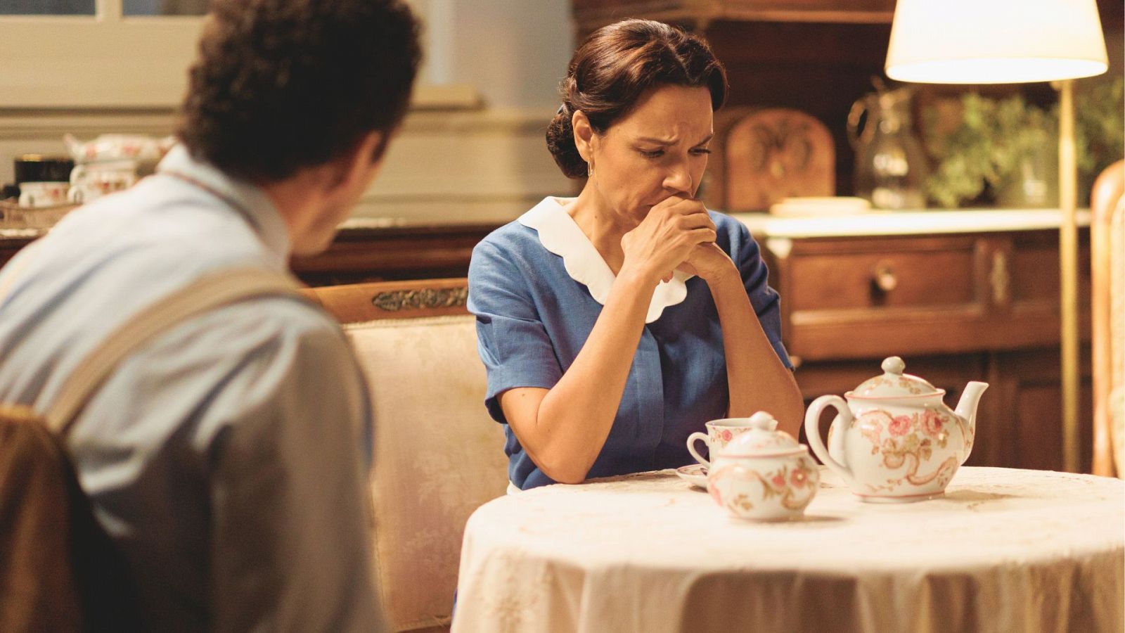 Pepita le cuenta a Rodrigo que Paula es su hermana - Salón de té La Moderna | Ver