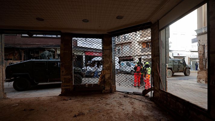Telediario 1 - Los comercios siguen luchando por abrir un mes después de la DANA