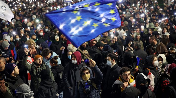 La noche en 24h - Miles de georgianos protestan contra la congelación de las negociaciones de acceso a la UE