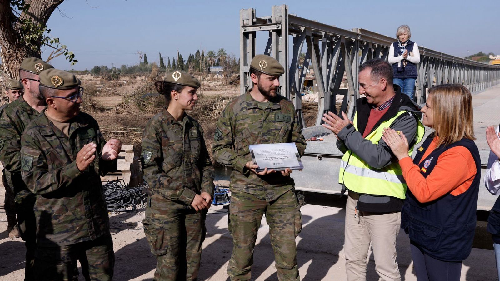 Prioridades tras la DANA: vías de comunicación y limpieza de lodo - Telediario Fin de Semana | Ver