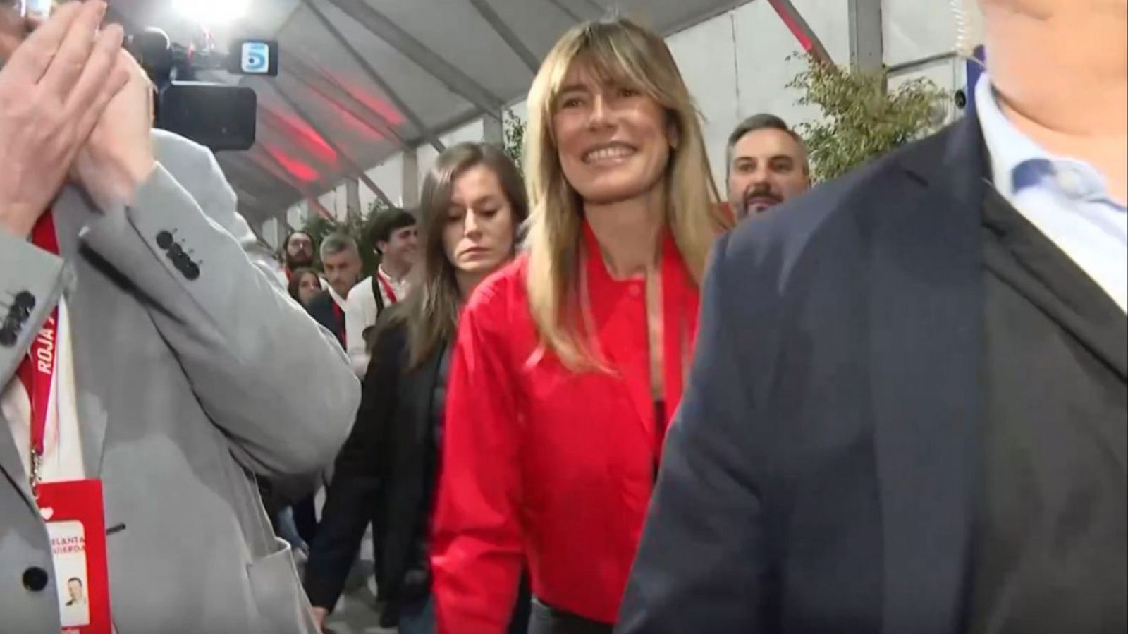 Begoña Gómez llega al Congreso del PSOE entre aplausos de los militantes | Ver