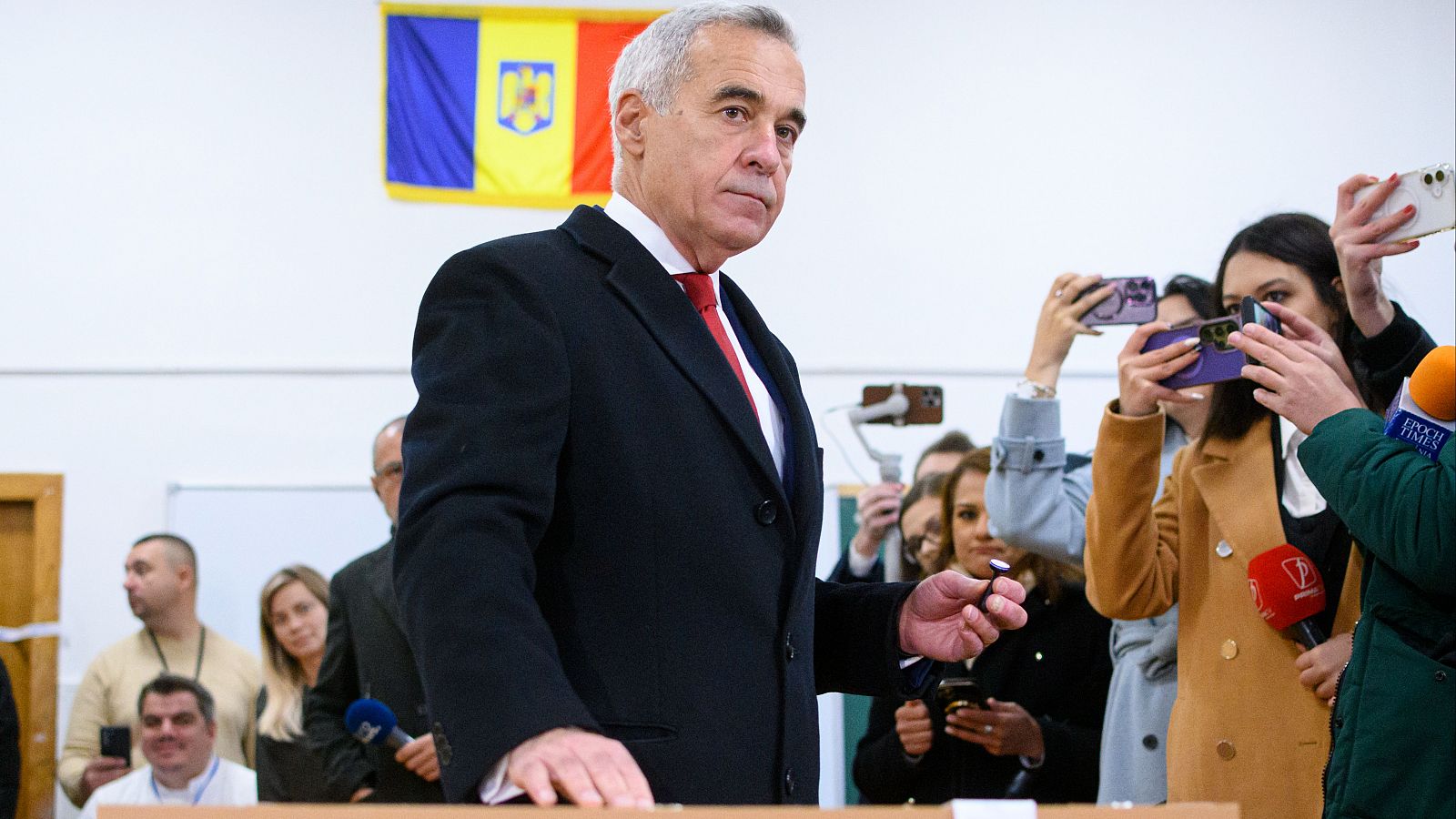 Los rumanos votan para elegir su Parlamento en pleno auge de la ultraderecha | Ver