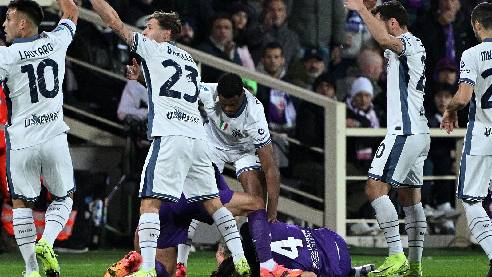 Edoardo Bove de desploma durante el Fiorentina-Inter