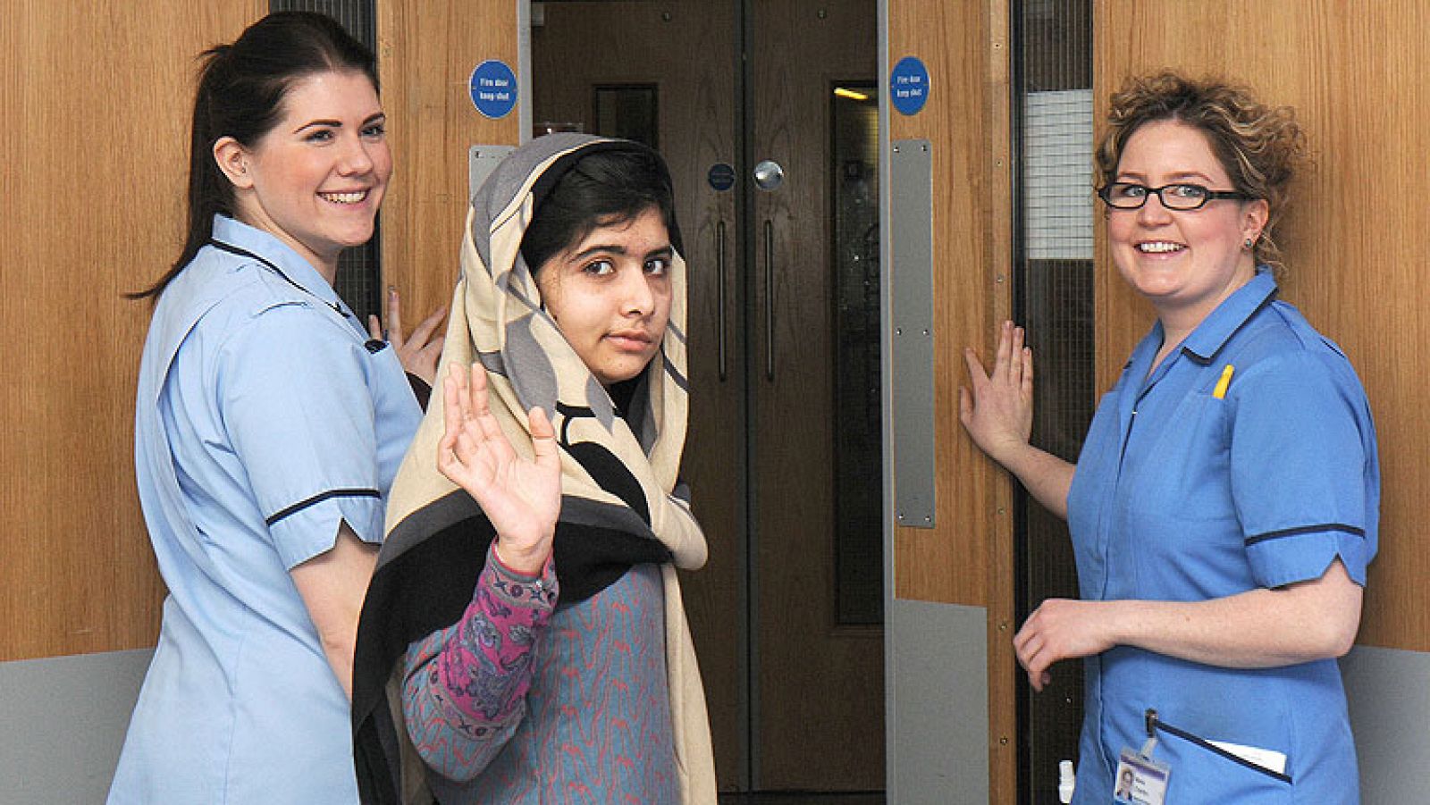 Malala, la adolescente paquistaní a la que nos talibanes tirotearon en la cara cuando salía de casa ha dejado el hospital de Birmingan donde ha estado hospitalizada desde el pasado mes de octubre. La adolescente, defensora de los derechos de las mujeres que se atrevió a criticar la opresión de los talibanes, fue trasladada a Gran Bretaña en estado muy grave tras sufrir el atentado. Malala no volverá de momento a Pakistán, sino que continuará recibiendo tratamiento en Birmingan hasta su total recuperación.