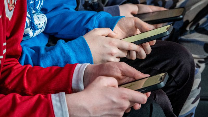 España estudia subir la edad de acceso a redes sociales a menores | Ver