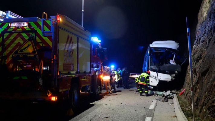 Accidente mortal en autobús: dos muertos y once heridos graves