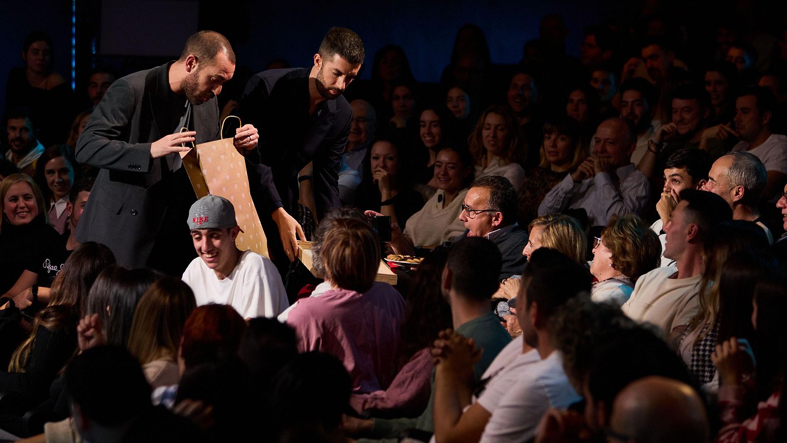 La Revuelta | Broncano convierte en risa el enfado de Lola 2/12/24 - La Revuelta | Ver