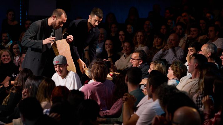 La Revuelta - Broncano convierte en sonrisa el enfado de Lola