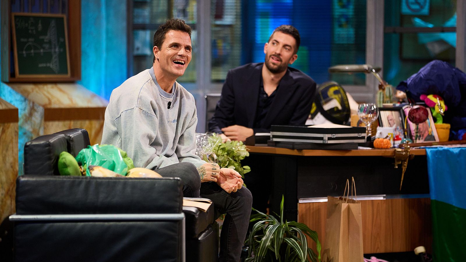 La Revuelta | Dani Martín se libra de Las Preguntas Clásicas 2/12/24 - La Revuelta | Ver