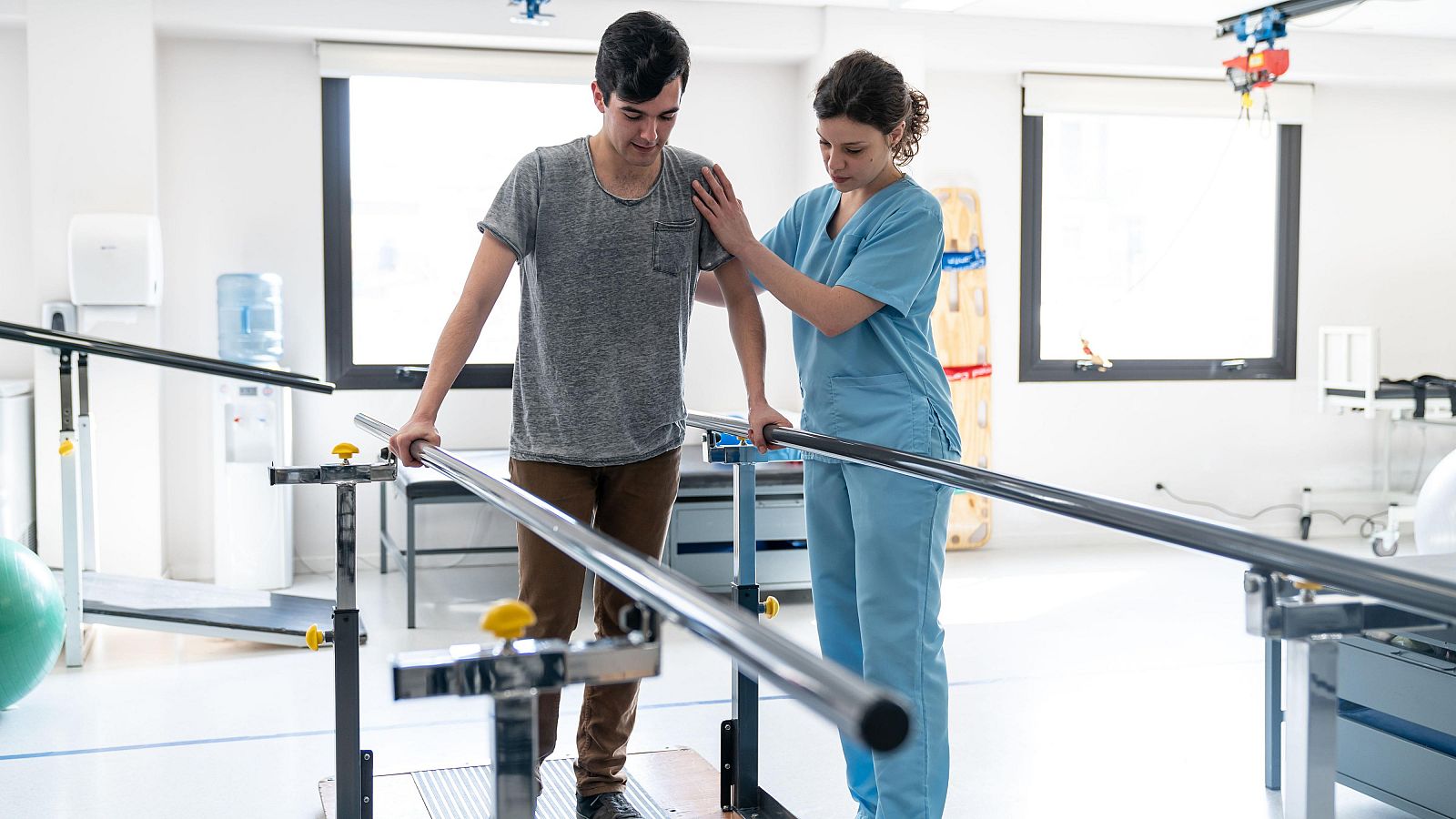 Dos personas con una lesión medular incompleta vuelven a caminar - Telediario 2 | Ver