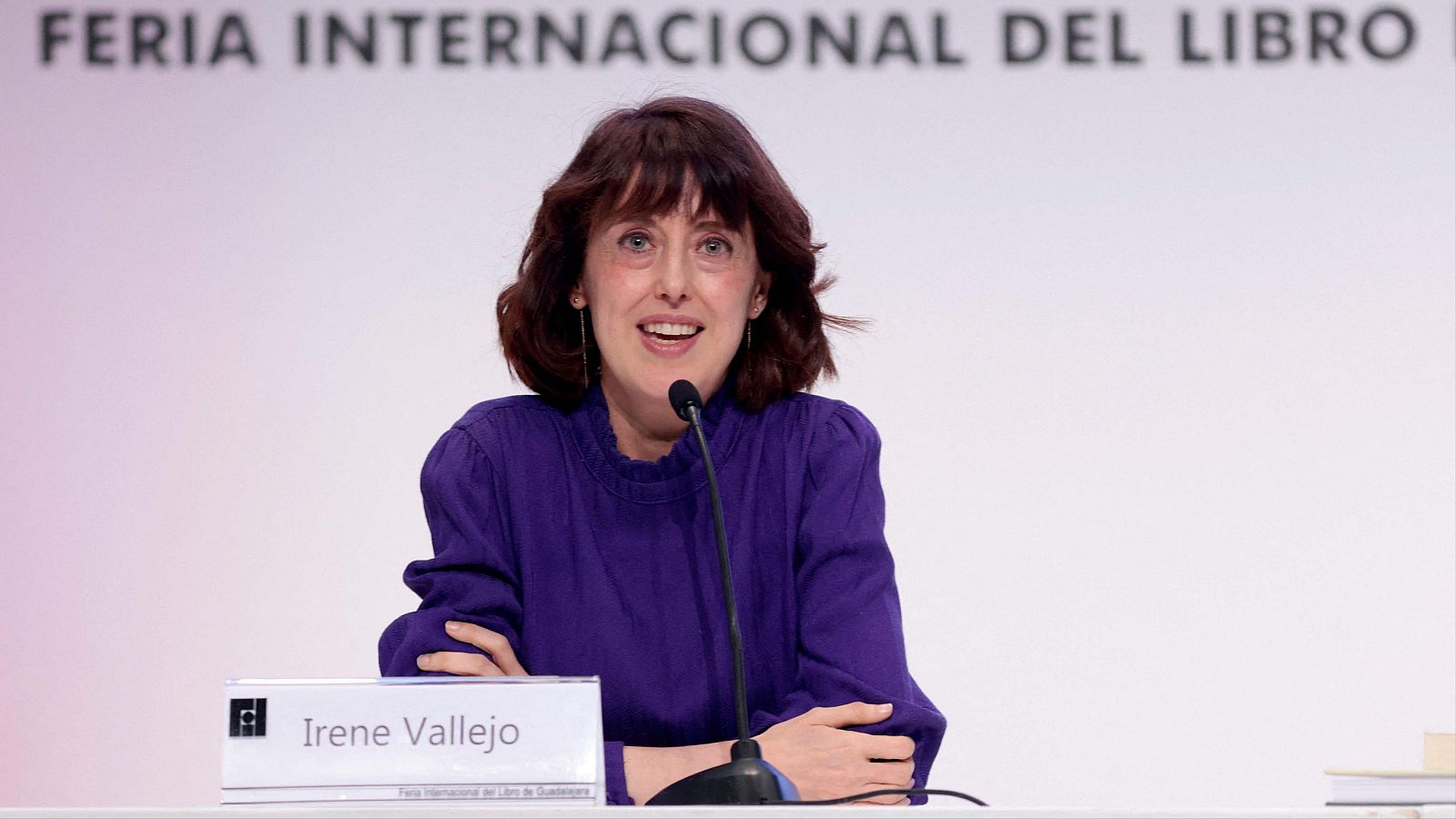 El infinito éxito de Irene Vallejo en la Feria del Libro de Guadalajara - Telediario 1 | Ver