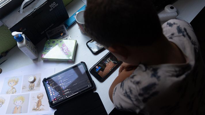 Telediario 1 - El comité de expertos recomienda cero dispositivos hasta los 6 años y móviles analógicos de 12 a 16