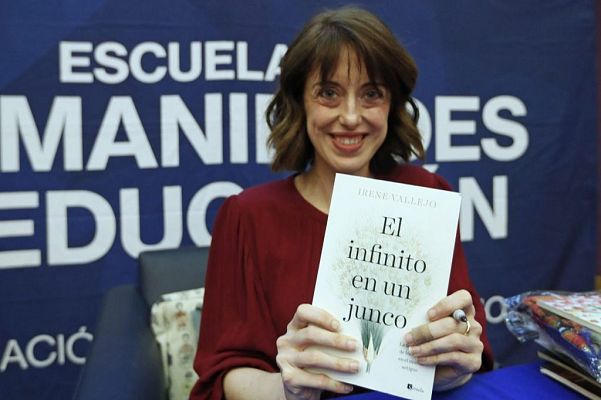 Irene Vallejo deslumbra con 'El infinito en un junco' en la Feria de Literatura de Guadalajara, en México