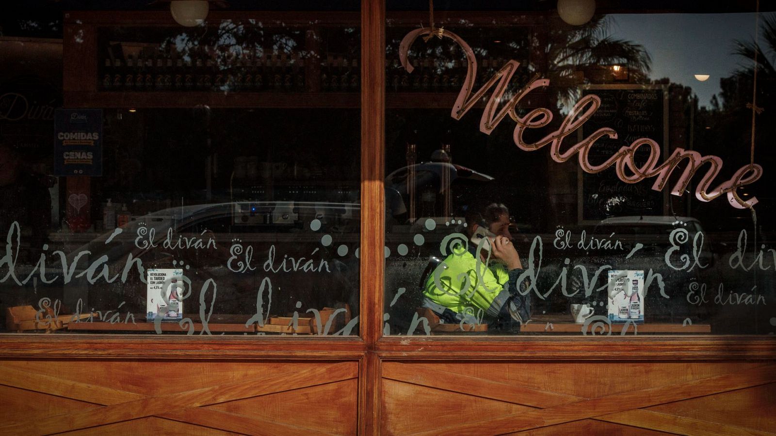 Volver a empezar tras la DANA: comercios de trajes falleros sobreviven gracias a iniciativas privadas - Telediario 1 | Ver