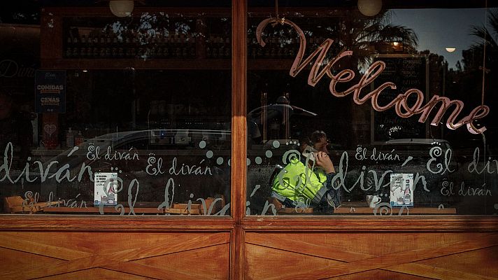 Telediario 1 - Volver a empezar tras la DANA: pequeños comercios de trajes falleros sobreviven gracias a iniciativas privadas