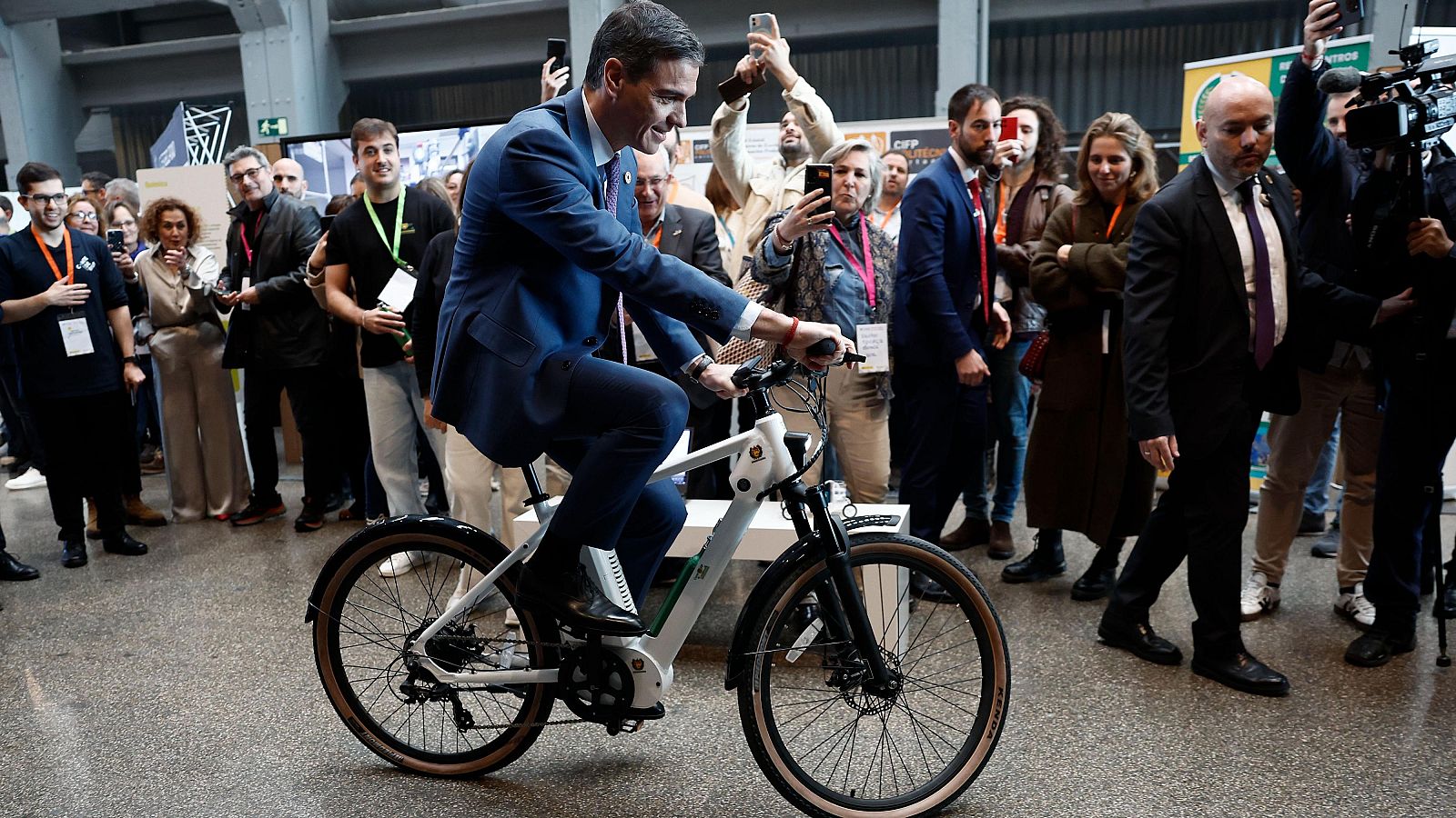 Sánchez prueba una bicicleta de hidrógeno verde en un acto para lanzar centros tecnológicos de FP en Madrid