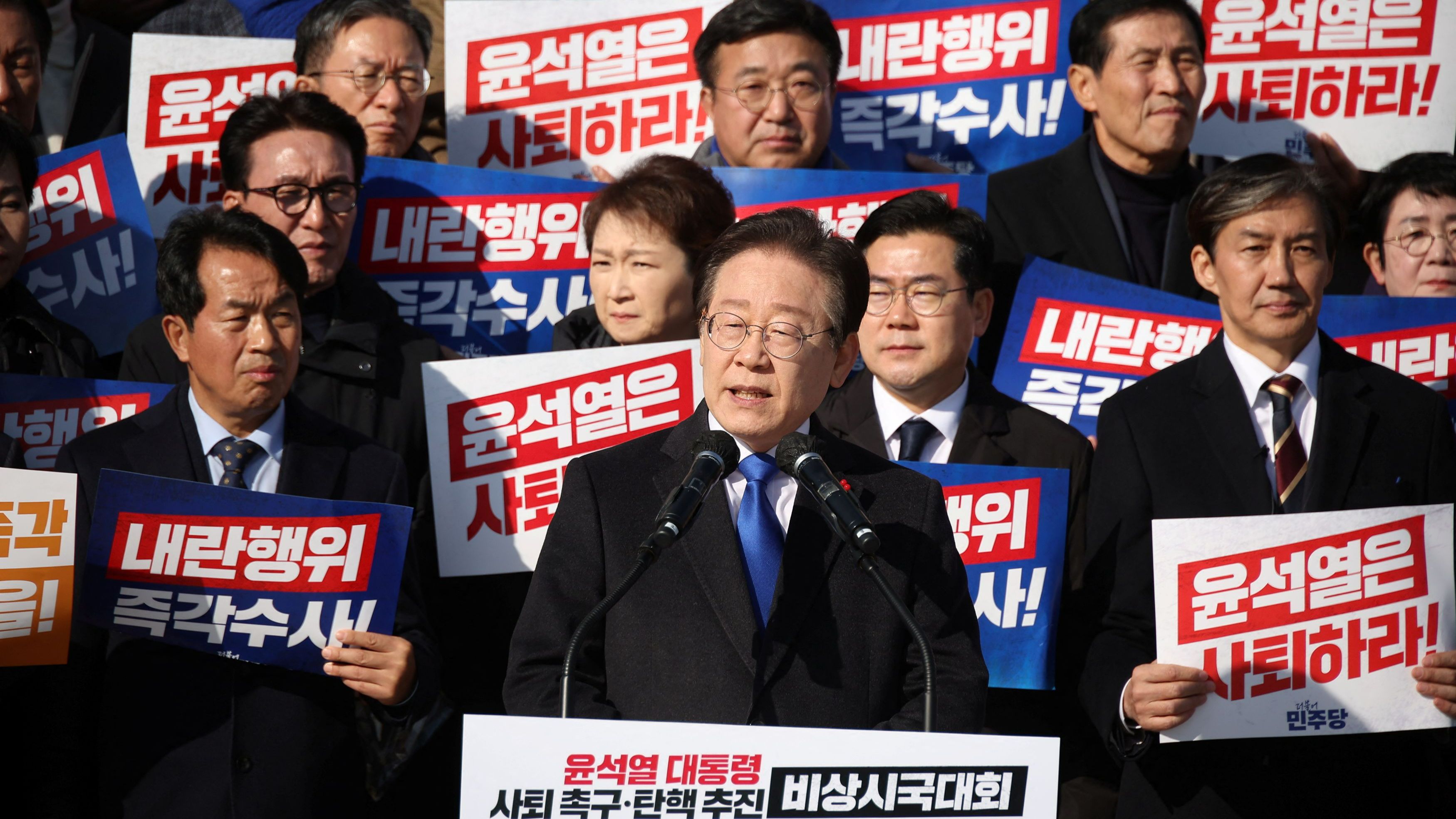 Cientos De Manifestantes Exigen La Dimisión Del Presidente Yoon Suk Yeol