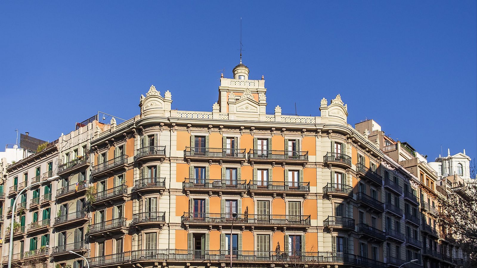 El 90% de inquilinos en Madrid y Barcelona tienen un contrato de alquiler temporal, según un estudio - Telediario 1 | Ver