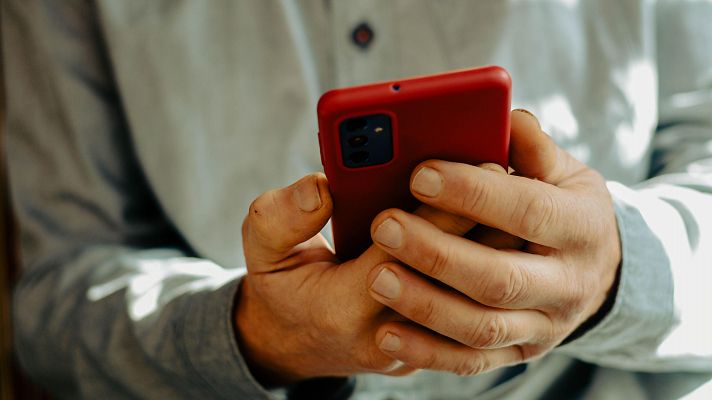 Telediario 1 - Redes sociales para vigilar a los empleados: las publicaciones pueden usarse en despidos