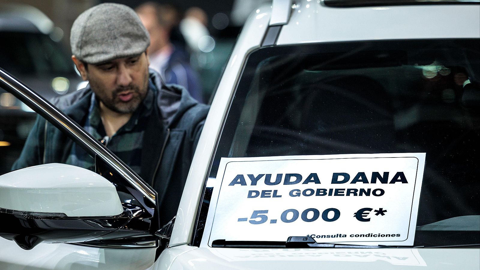 Largas colas para comprar un coche, tras la DANA, en la Feria del Automóvil de Valencia