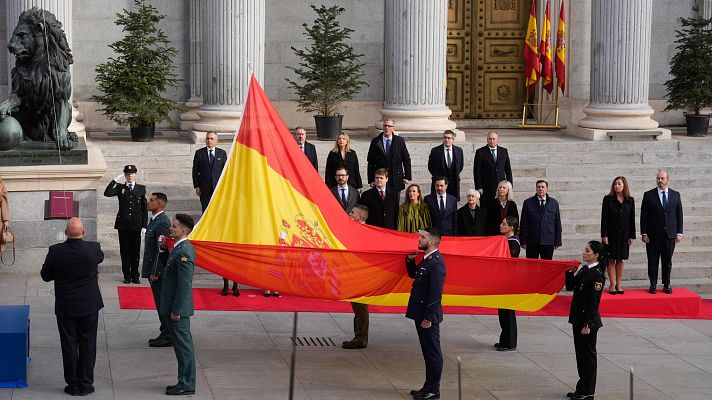 Izado de la bandera y desfile militar en el 46 aniversario del Día de la Constitución Española