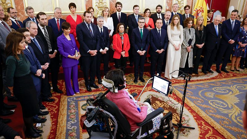 Día de la Constitución Española | Personas discapacitadas leen el artículo 49 - La hora de La 1 | Ver