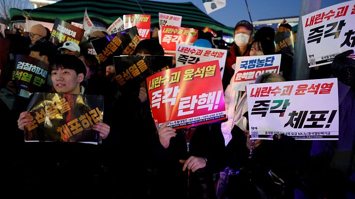 Telediario 1 - La presión aumenta sobre el presidente Yoon mientras los manifestantes y parlamentarios piden su detención