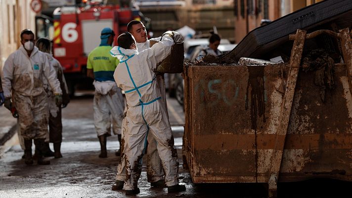 Telediario 1 - Los voluntarios en Valencia tras la DANA, siguen al pie del cañón