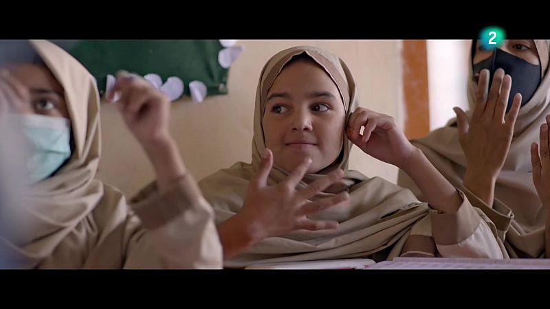 "Flying Hands", la historia de Aniqa y su hija sorda en Pakistn - En lengua de signos | Ver