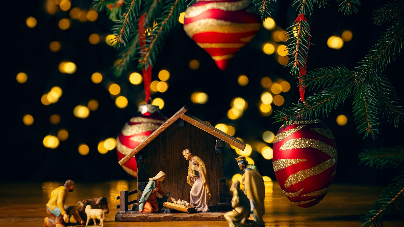 La decoración navideña, a debate en casa: ¿árbol o belén? - Telediario 2 | Ver