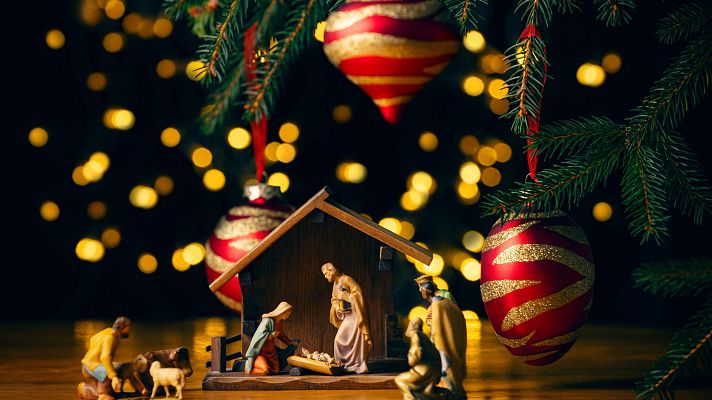 Telediario 2 - La decoración navideña, a debate en casa: ¿árbol o belén?