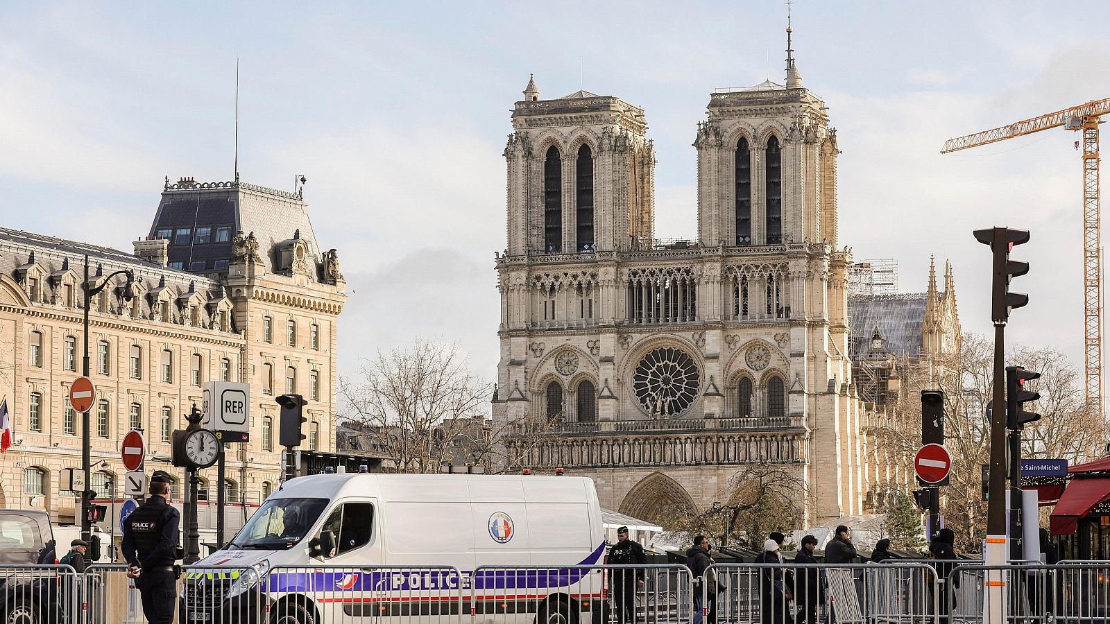 Notre Dame se engalana y se blinda para su reapertura