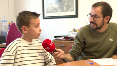 Jornada de la radio y televisión por la infancia: los niños afectados por la DANA hacen de periodistas por un día