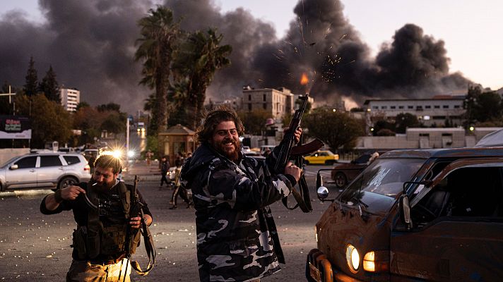 Los milicianos celebran en Damasco la caída del régimen de Bachar Al Asad