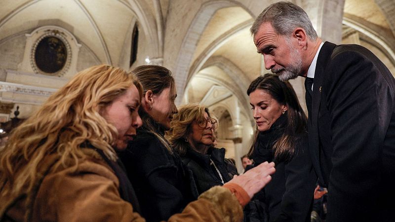 Una misa solemne y emotiva recuerda a los fallecidos por la DANA | Ver