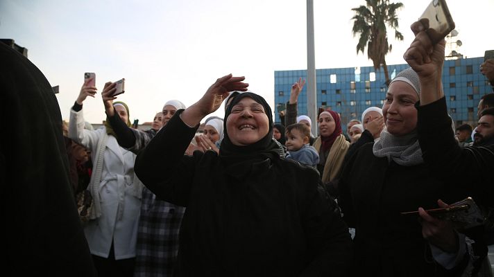 Telediario 2 - Los sirios salen a las calles para celebrar la caída del régimen de Al Asad