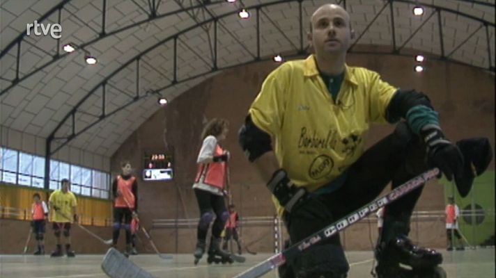Arxiu TVE Catalunya - A Berga practiquen una nova modalitat d'hoquei, en línia