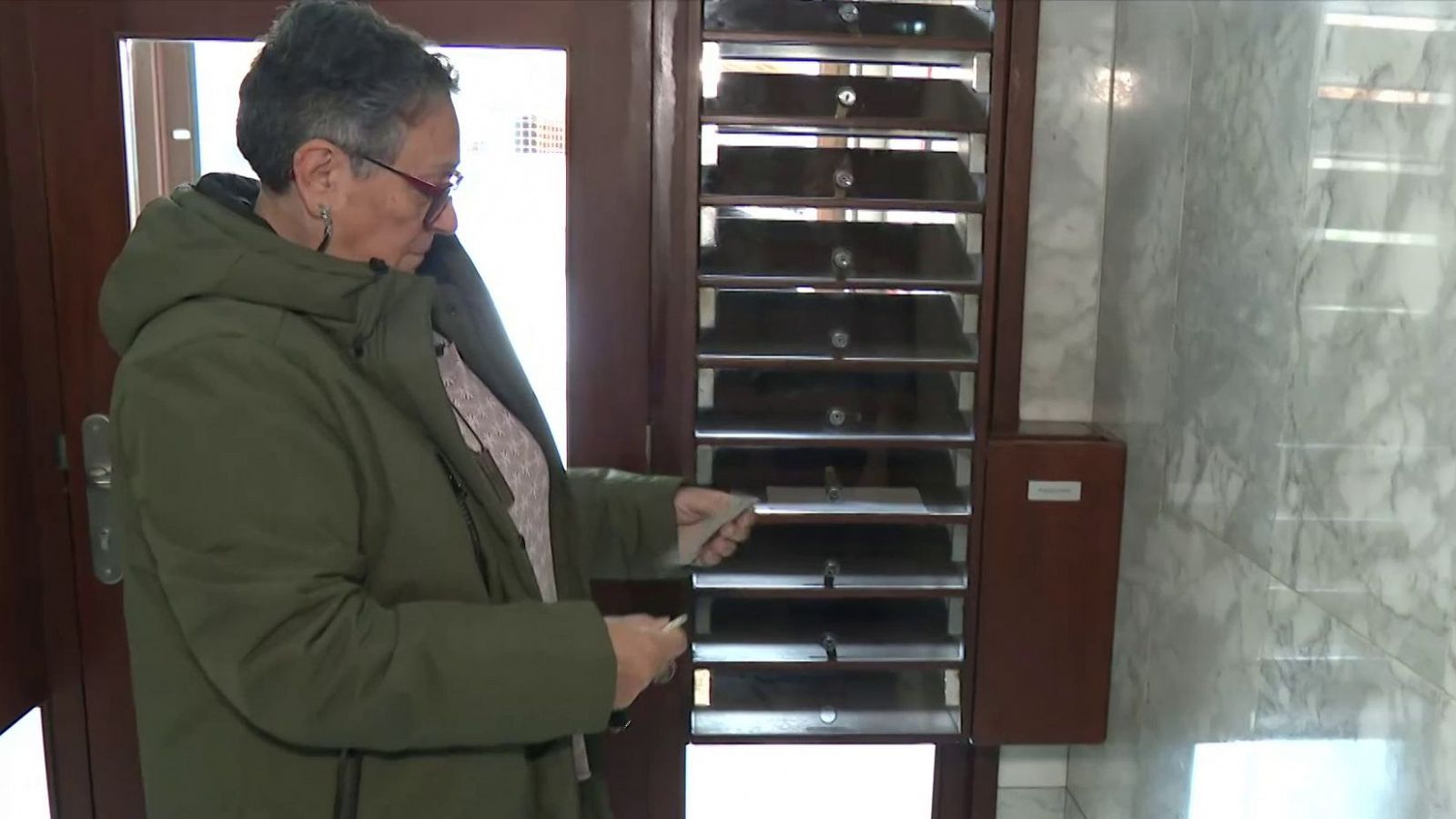 Llega a Vic una postal enviada hace 34 años desde Londres | Ver