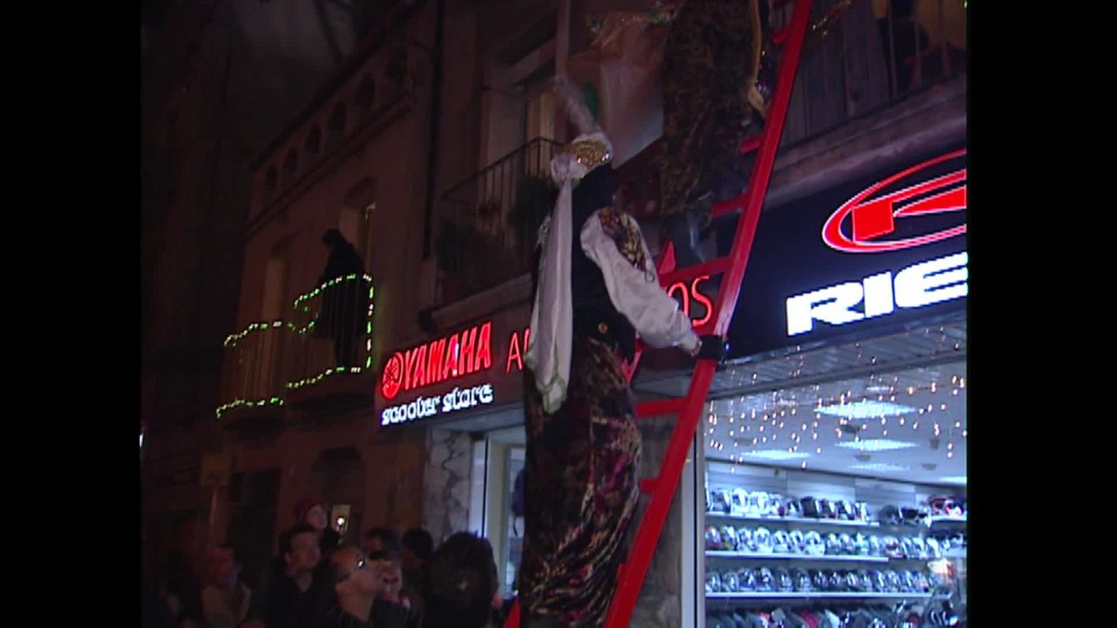 Pujada de patges als balcons a Igualada - Arxiu