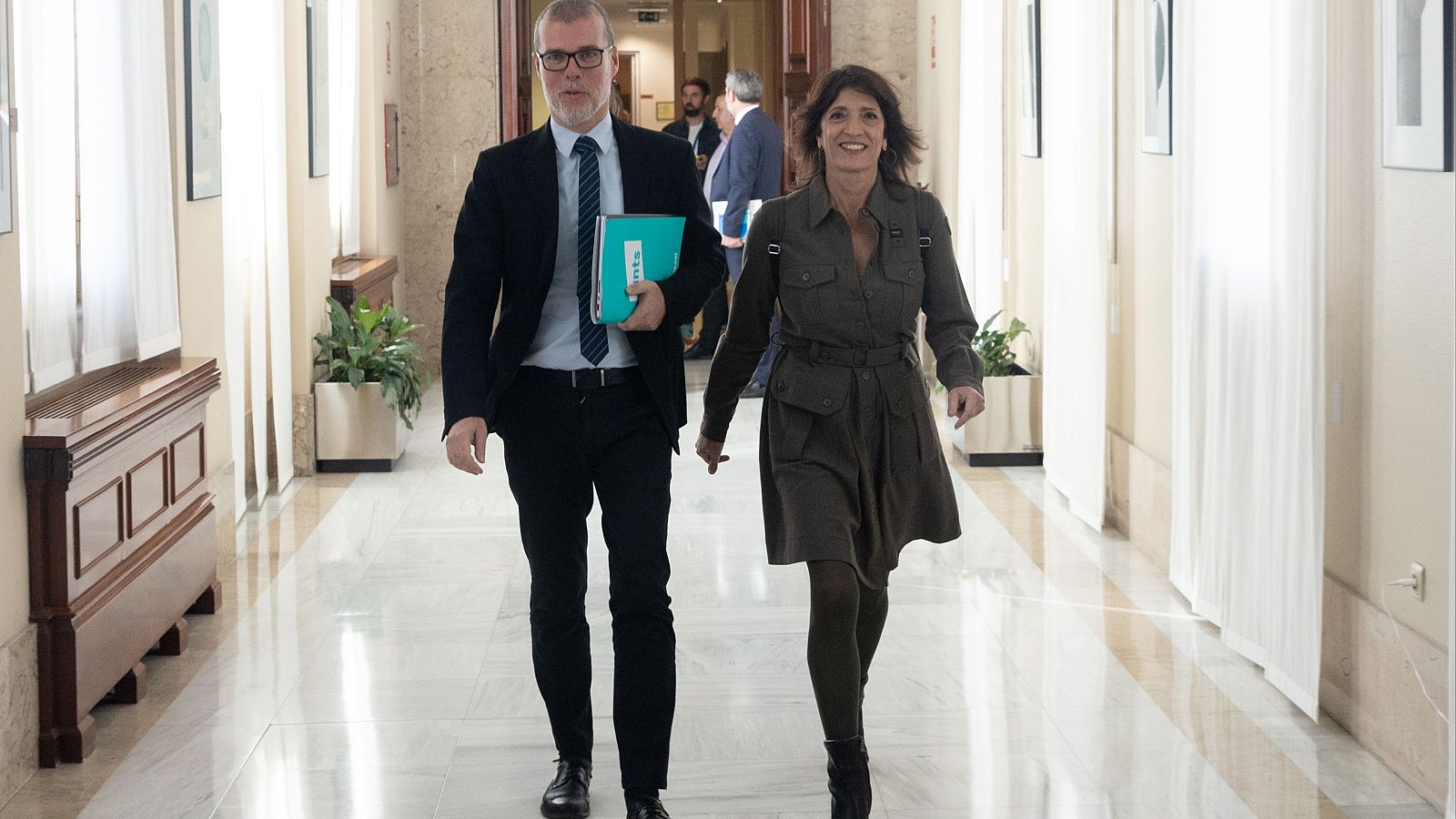 Junts eleva el pulso a Sánchez y se alía con el PP para eliminar un impuesto a la producción eléctrica | Ver