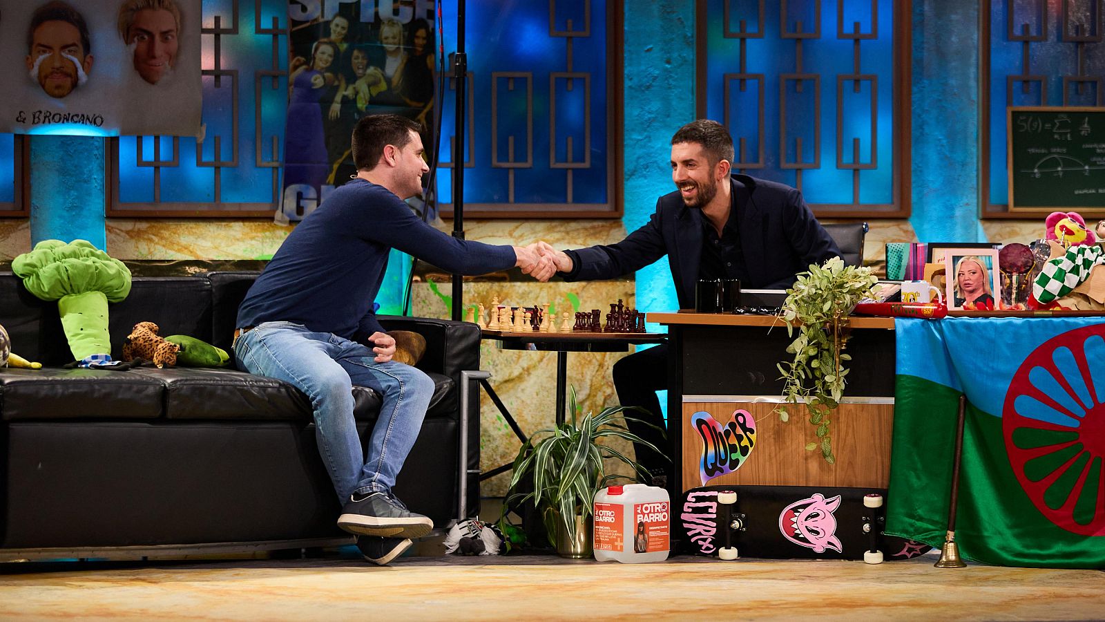 La Revuelta | Broncano juega al ajedrez con el campeón de España - La Revuelta | Ver