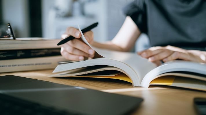 Telediario 2 - Los españoles, por debajo de la UE y la OCDE en matemáticas, lectura y resolución de problemas