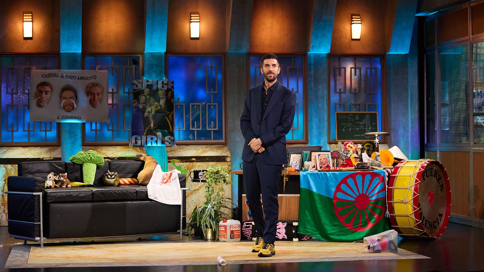 La Revuelta | Almu, su cuenta de labores y su hijo soltero 09/12/24 - La Revuelta | Ver