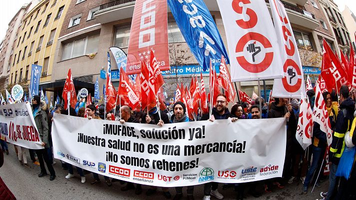 Telediario 2 - Los empleados públicos mutualistas salen a la calle para pedir un nuevo acuerdo para Muface